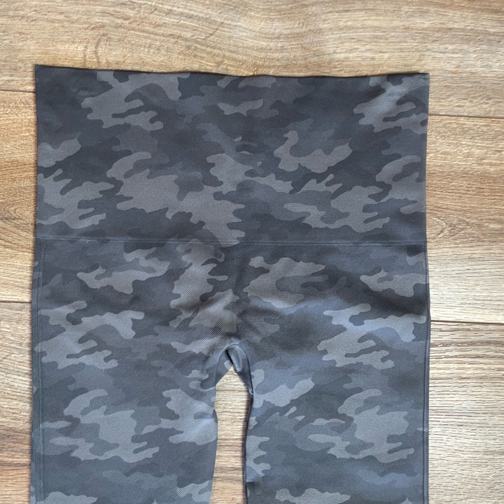 Spanx Look At Me Now Seamless shaping activewear Leggings in Black/Charcoal Camo - Picture 7 of 10
